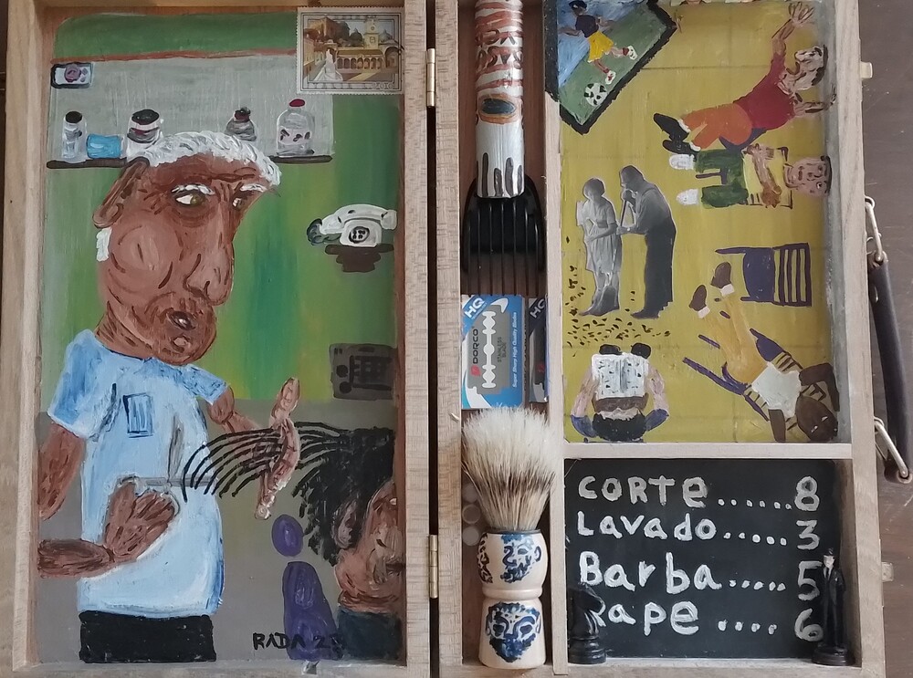 <b>El Barbero</b><br>Técnica: Técnica mixta, acrilico, objetos varios, en una caja de madera<br>Dimensiones: 36x30cm<br>Año: 2023