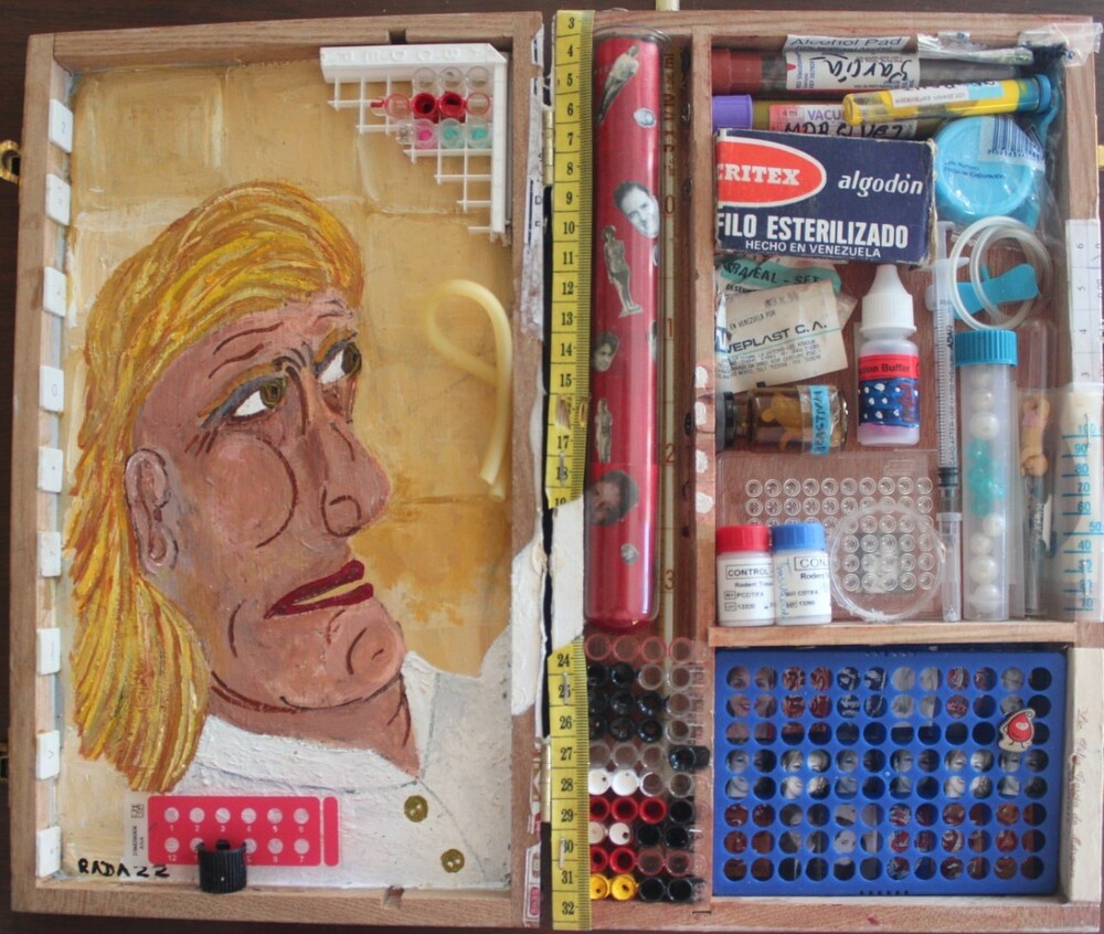 <b>La licenciada</b><br>Técnica: Técnica mixta, acrilico, objetos varios, en una caja de madera<br>Dimensiones: 36x30cm<br>Año: 2022