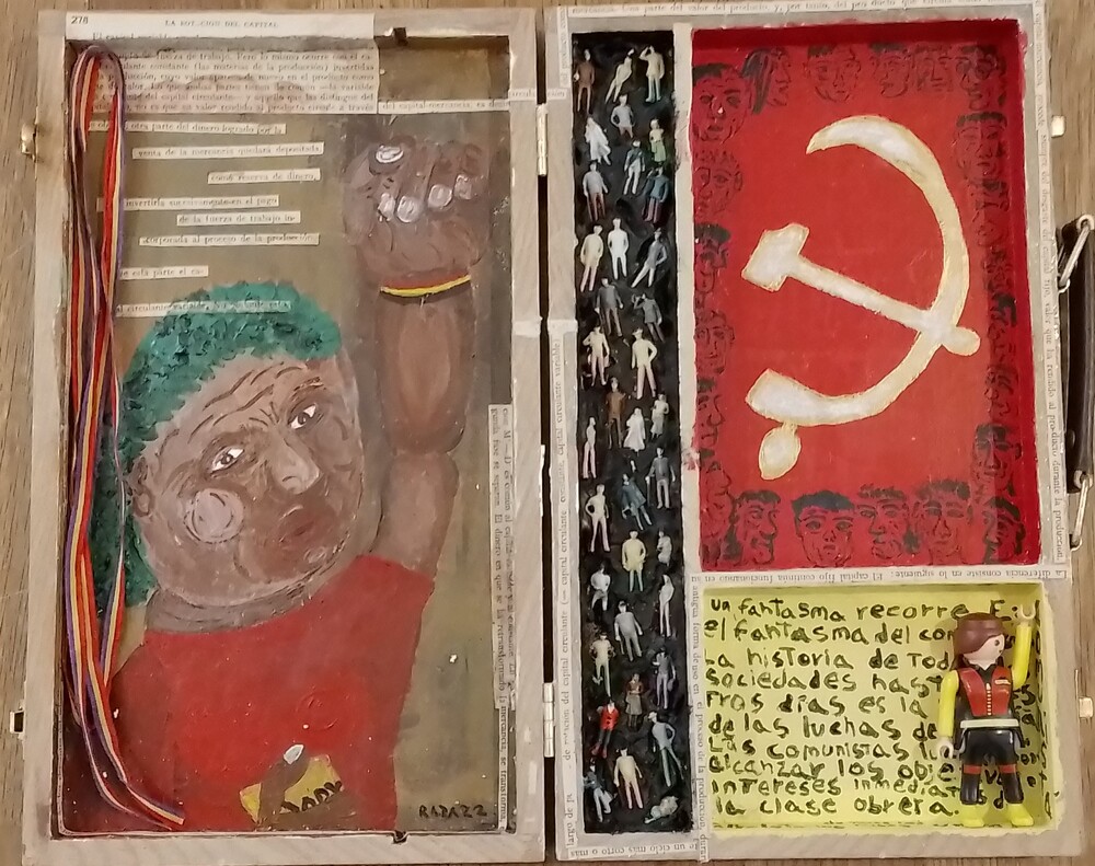 <b>La Militante</b><br>Técnica: Técnica mixta, acrilico, objetos varios, en una caja de madera<br>Dimensiones: 36x30cm<br>Año: 2022