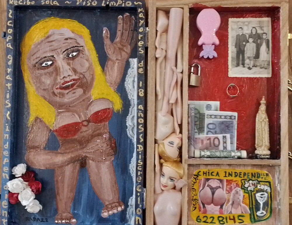 <b>Señorita en tu zona</b><br>Técnica: Técnica mixta, acrilico, objetos varios, en una caja de madera<br>Dimensiones: 36x30cm<br>Año: 2022