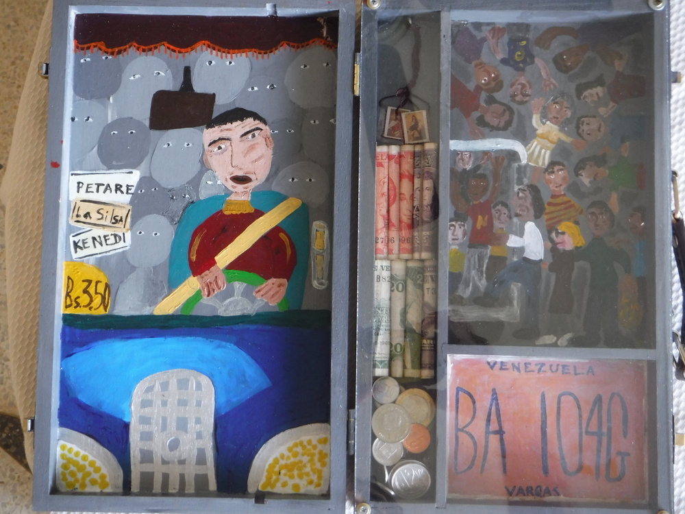 <b>Por puesto</b><br>Técnica: Técnica mixta, acrilico, objetos varios, en una caja de madera<br>Dimensiones: 36x30cm<br>Año: 2015