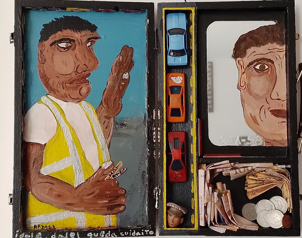 <b>Parqueador</b><br>Técnica: Técnica mixta, acrilico, objetos varios, en una caja de madera<br>Dimensiones: 36x30cm<br>Año: 2023