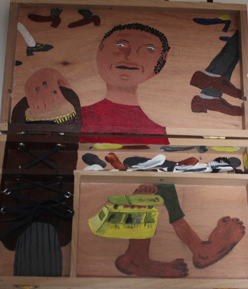 <b>Limpiabotas</b><br>Técnica: Técnica mixta, acrilico, objetos varios, en una caja de madera<br>Dimensiones: 36x30cm<br>Año: 2015