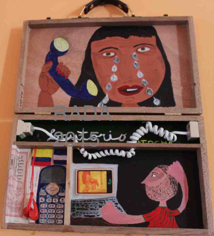 <b>Locutorio</b><br>Técnica: Técnica mixta, acrilico, objetos varios, en una caja de madera<br>Dimensiones: 36x30cm<br>Año: 2015