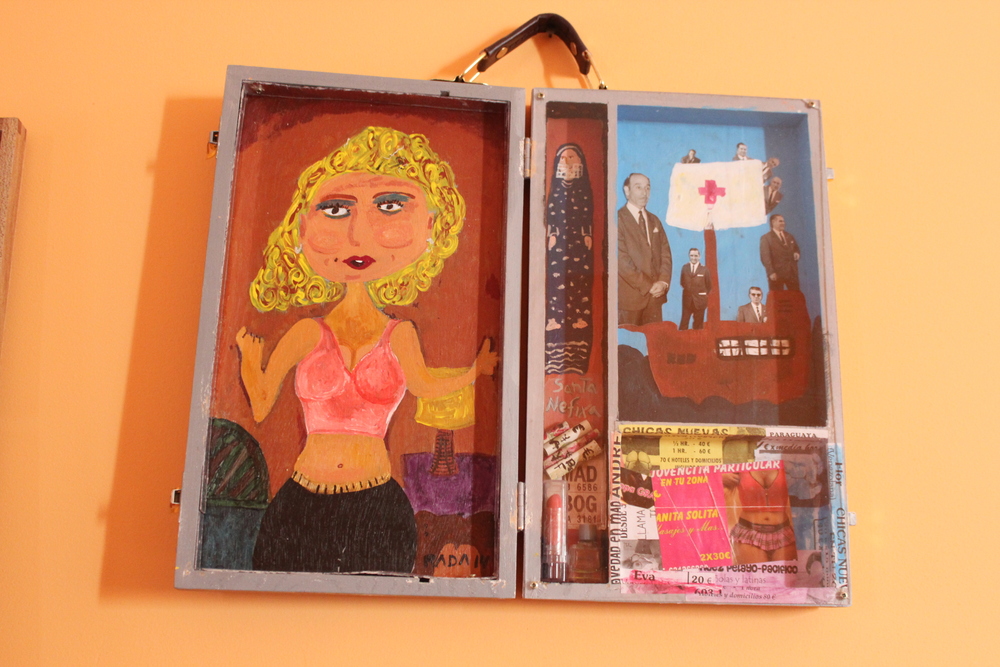 <b>Importadas</b><br>Técnica: Técnica mixta, acrilico, objetos varios, en una caja de madera<br>Dimensiones: 36x30cm<br>Año: 2014