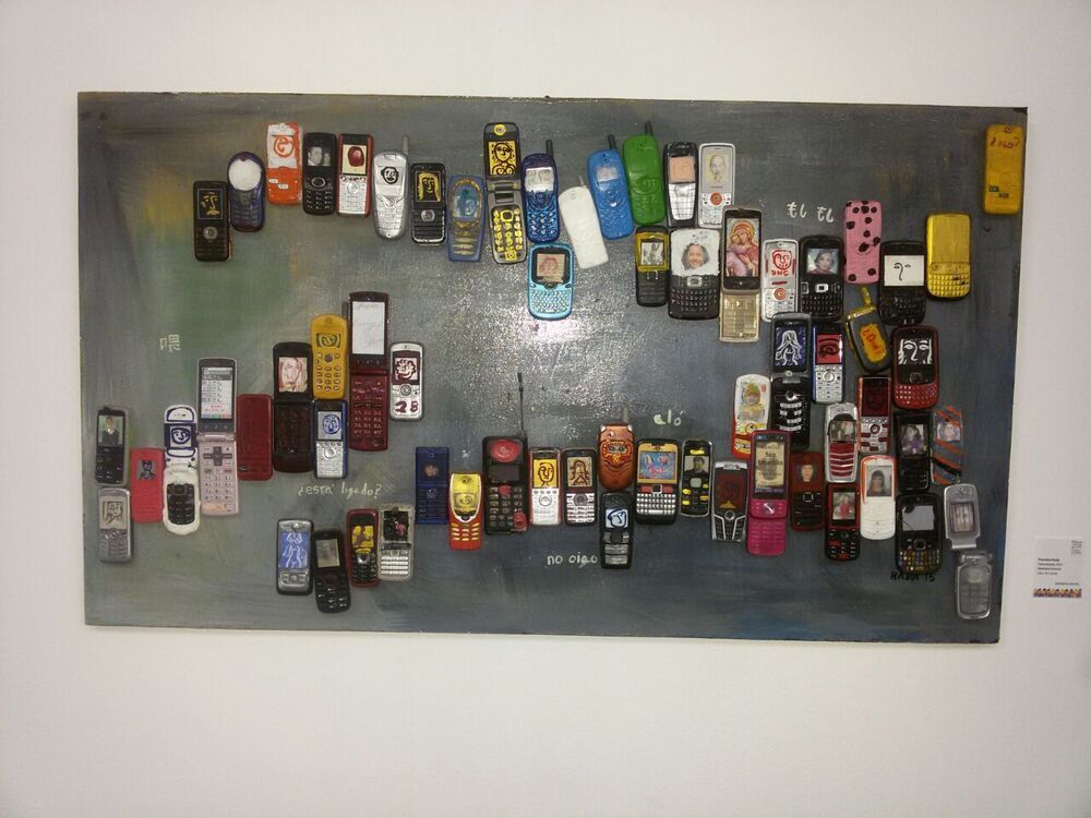 <b>Comunicando</b><br>Técnica: Tecnica mixta, acrilico, carcazas de celulares intervenidas sobre tablon de contraenchapdo<br>Dimensiones: 70x122cm<br>Año: 2015